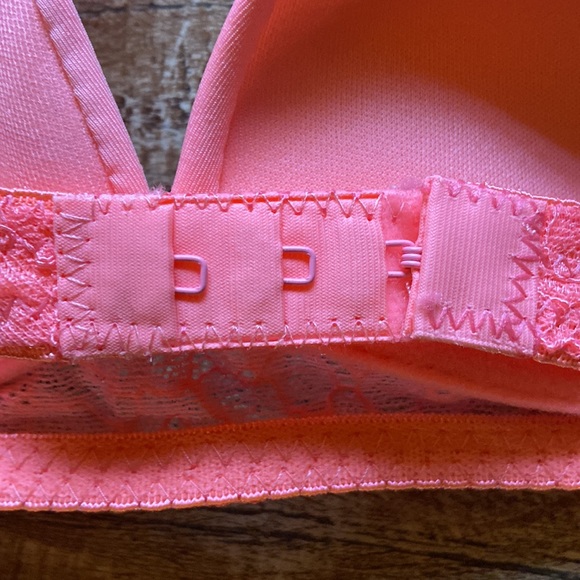 Girls 32 Medium Bra.Adjustable straps. 3 different hooks for closure. Peach/pink - Picture 3 of 7